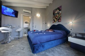 Frette Italian sheets, premium bedding, memory-foam beds, minibar - B&B Bellavista Exclusive in zona centrale con piscina riscaldata e Jacuzzi vista lago LA COLAZIONE viene servita in una pasticceria rinomata ed esclusiva esterna alla struttura (Desenzano del Garda)