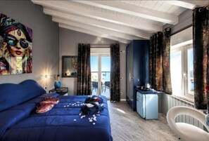 Deluxe Room | Frette Italian sheets, premium bedding, memory foam beds, minibar - B&B Bellavista Exclusive in zona centrale con piscina riscaldata e Jacuzzi vista lago LA COLAZIONE viene servita in una pasticceria rinomata ed esclusiva esterna alla struttura (Desenzano del Garda)