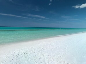 Una playa de arena blanca y agua turquesa cristalina.