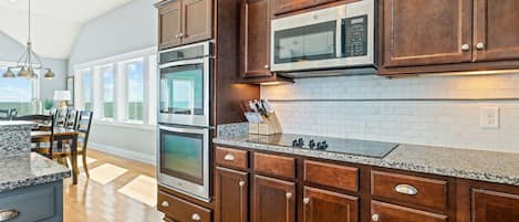 Refrigerador, microondas, horno, placa de cocina