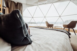Tabla de planchar con plancha, wifi gratis y ropa de cama 