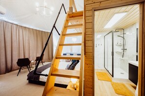 Tabla de planchar con plancha, wifi gratis y ropa de cama 