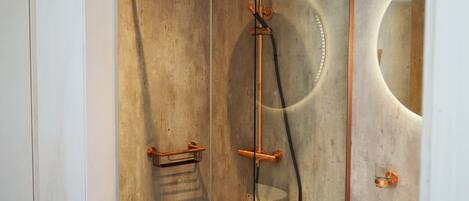 Douche, séchoir à cheveux, serviettes fournies, savon