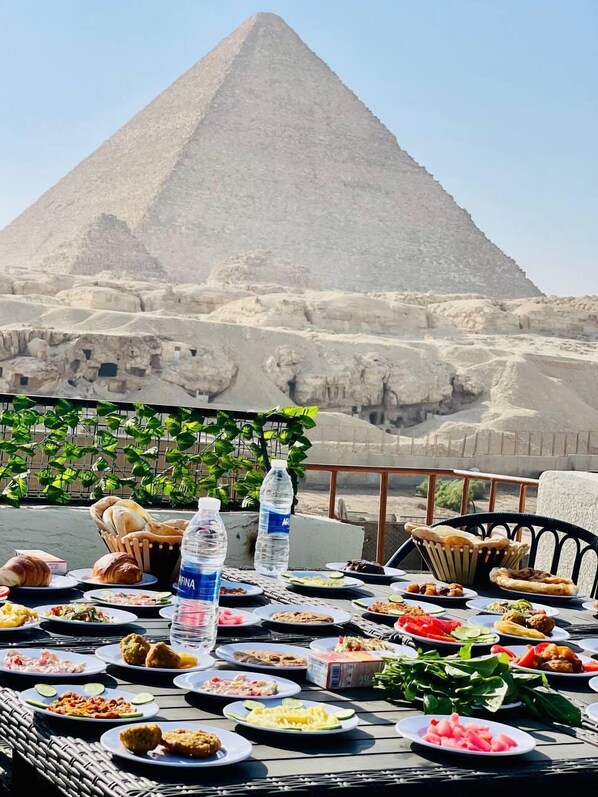 Café da manhã com pratos da culinária local grátis todos os dias