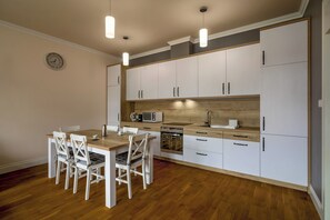 City Apartment | Living room | 37-inch flat-screen TV with digital channels - RentPlanet - Apartament Białoskórnicza (Wroclaw)