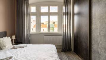 City Apartment | 1 bedroom, hypo-allergenic bedding, iron/ironing board, free WiFi