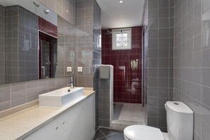 Double Room, Non Smoking | Bathroom | Hair dryer - Lemon Hostel Faro (Faro)