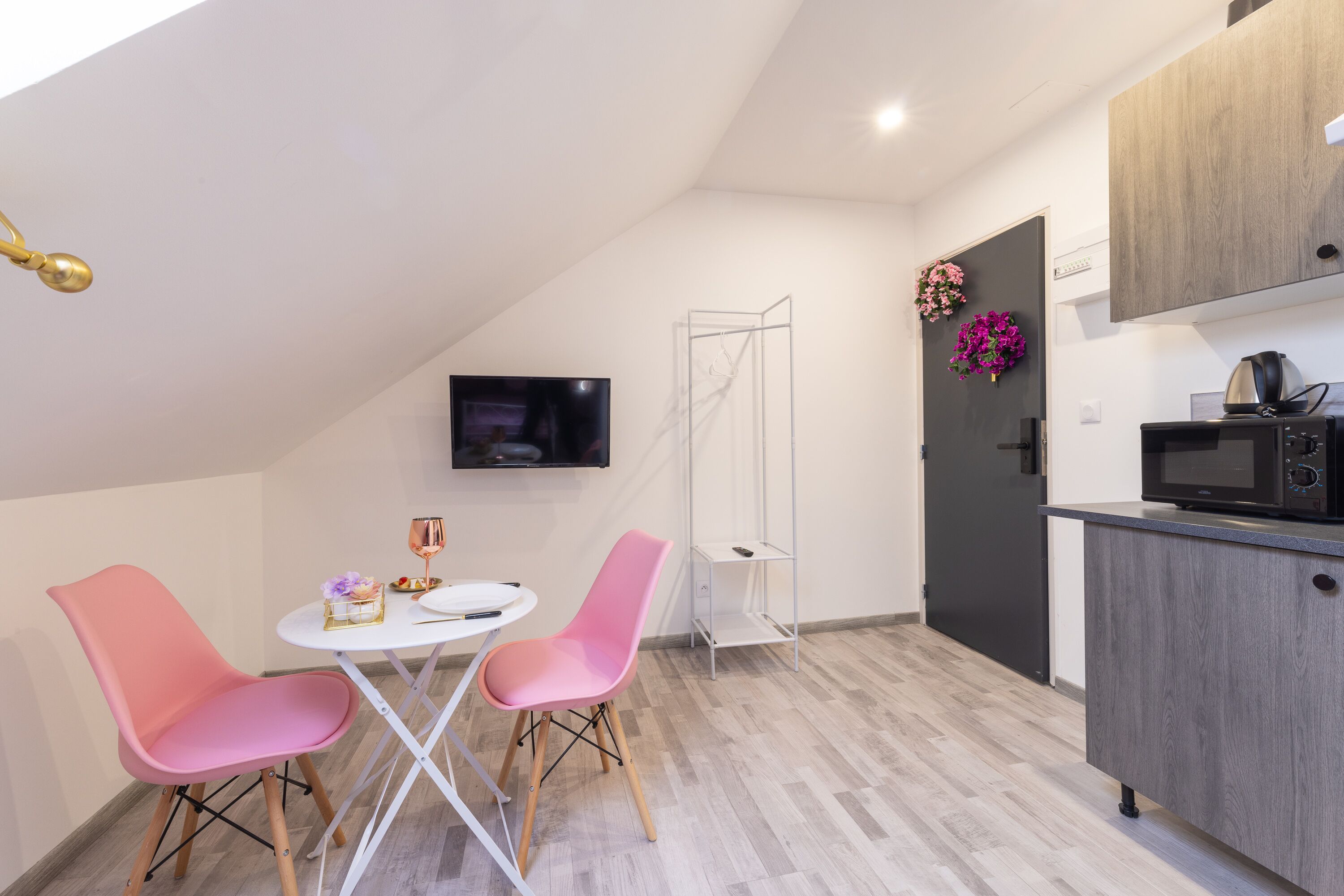 Klassieke studio | Woonruimte | Een 32-inch smart-tv met digitale zenders, Netflix en streamingdiensten