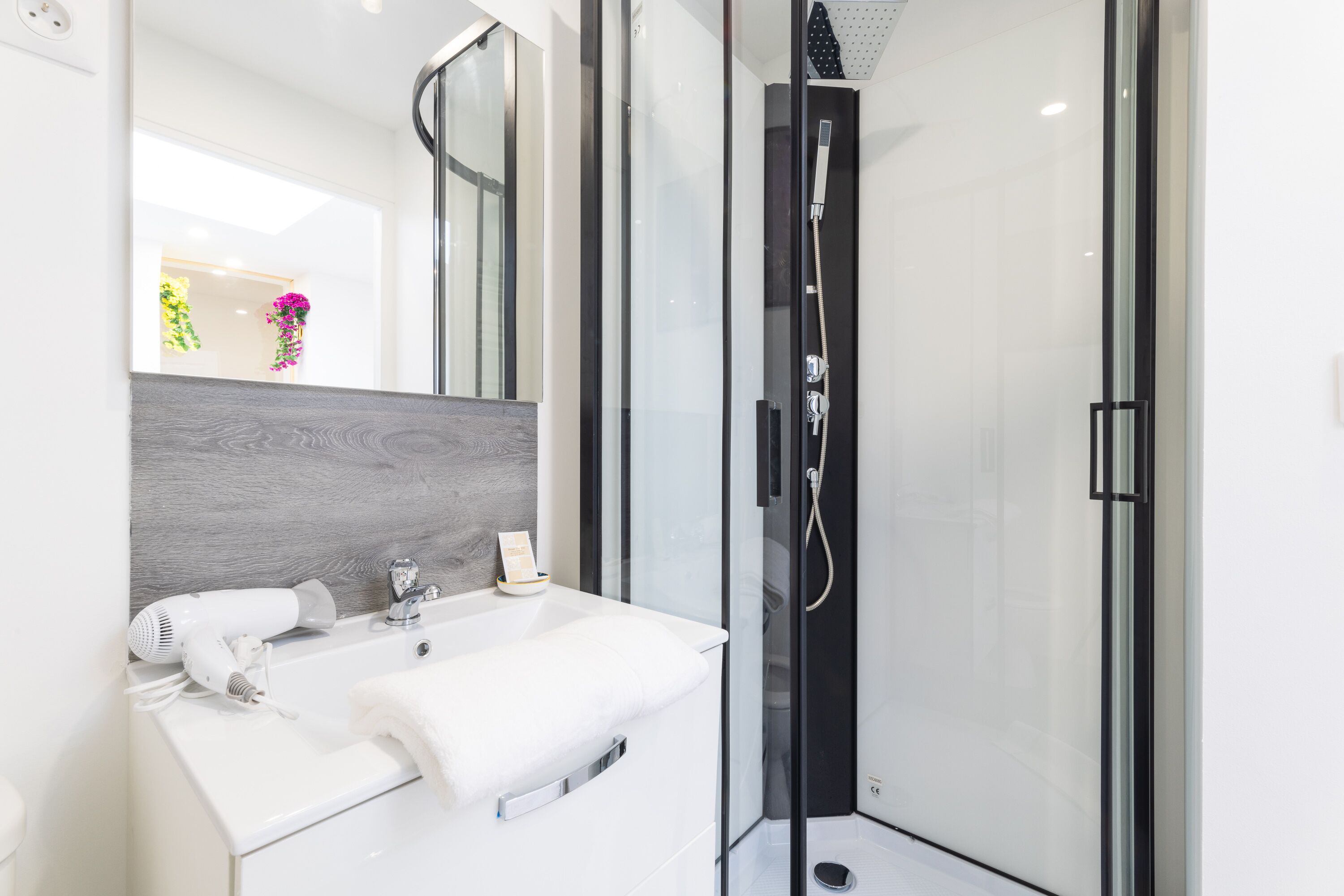 Basic-Studiosuite | Badezimmer | Dusche, Hydromassagedusche, kostenlose Toilettenartikel, Haartrockner