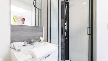 Charming Apart 2B - Amethyst - 2 People | Bathroom | Shower, hydromassage showerhead, free toiletries, hair dryer