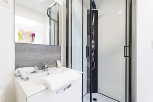 Suite estudio básica | Baño | Ducha y cabezal de ducha con hidromasaje