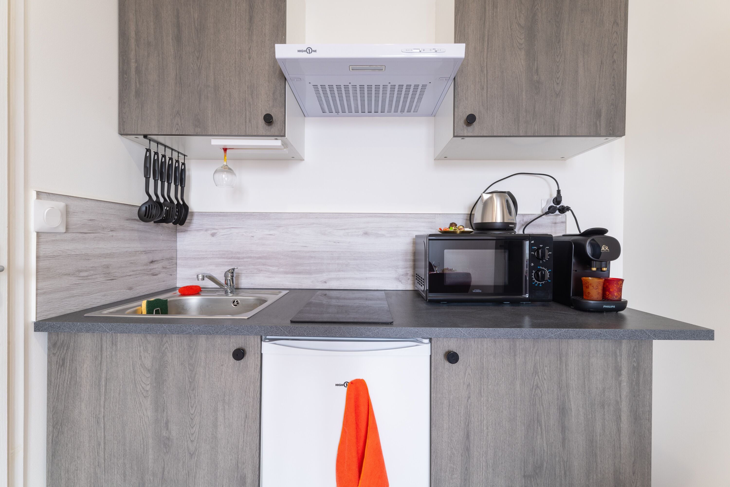 Eenvoudige studio suite | Privékitchenette | Een minikoelkast, een microgolfoven, een kookplaat, een waterkoker