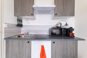 Charming studio 4B - Tourmaline - 2 People | Private kitchenette | Mini-fridge, microwave, stovetop, electric kettle - GLM Residences 2 (Saint-Quentin)