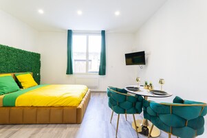 Charming Studio 1B - Malachite - 2 People | Living area | 32-inch Smart TV with digital channels, Netflix, streaming services