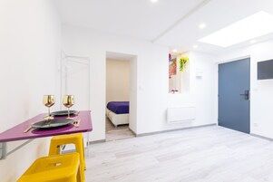 Suite estudio básica | Zona de estar | Smart TV de 32 pulgadas con canales digitales, Netflix