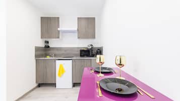 Charming Apart 2B - Amethyst - 2 People | Private kitchen | Mini-fridge, microwave, stovetop, electric kettle