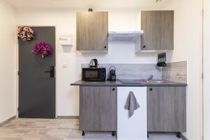 Charming little studio 5B - Jaspe - 1 person | Private kitchen | Mini-fridge, microwave, stovetop, electric kettle