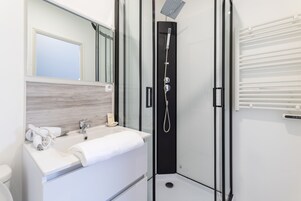 Shower, hydromassage showerhead, free toiletries, hair dryer