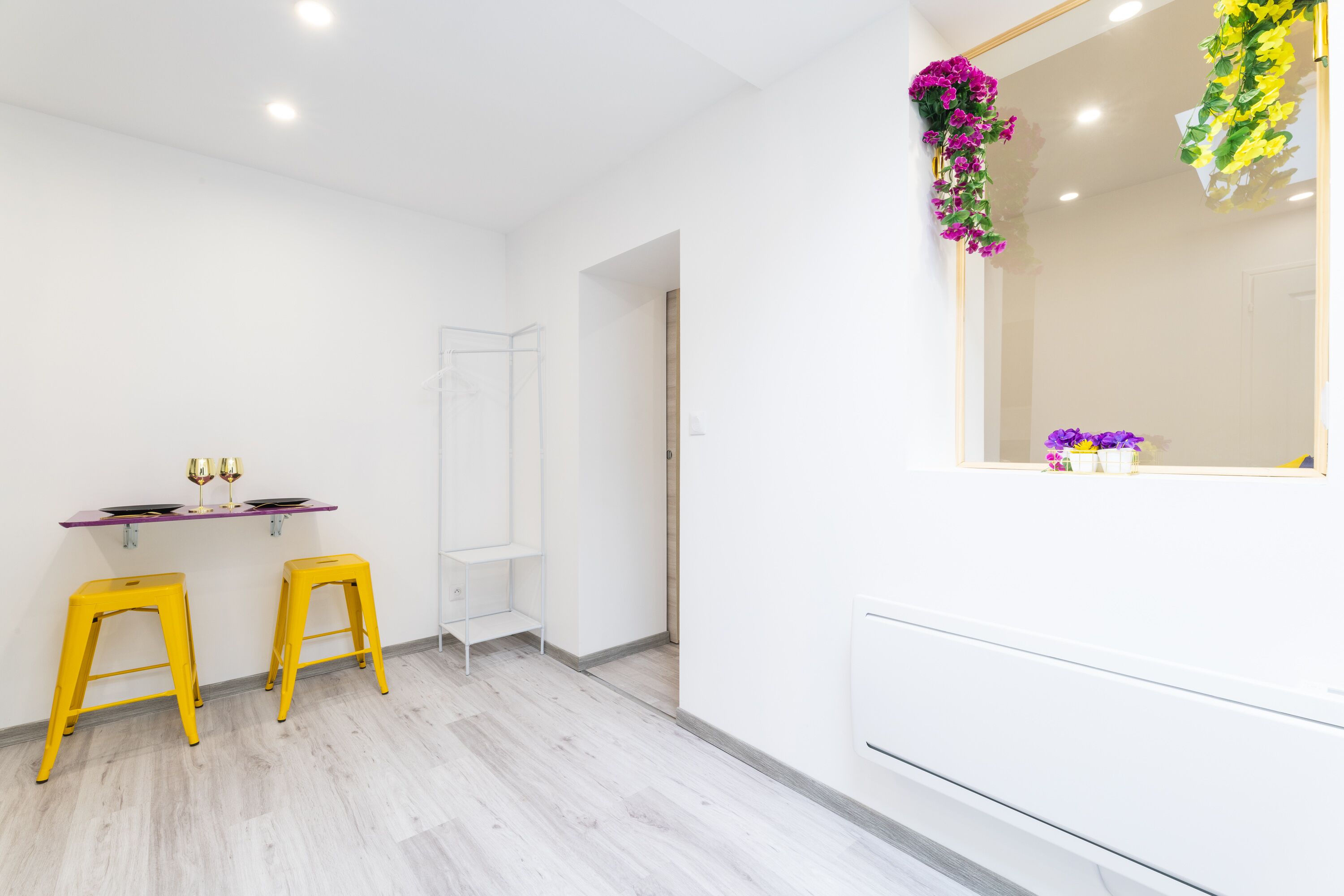 Charmant Apart 2B - Amethyste - 2 Personnes | Coin séjour | TV connectée de 32 pouces avec chaînes numériques, Netflix