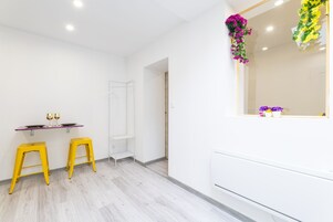 基础开间套房 | 起居区 | 32-英寸智能电视（配备数码频道）、Netflix、流媒体服务