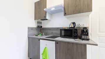 Charming Studio 1B - Malachite - 2 People | Private kitchen | Mini-fridge, microwave, stovetop, electric kettle