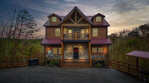 Exterior - 8 Bedroom ~Mtn View~ Sleeps 22 ~ Private Pool! (Sevierville)