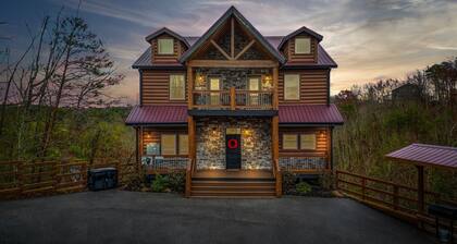 8 Bedroom ~Mtn View~ Sleeps 22 ~ Private Pool!