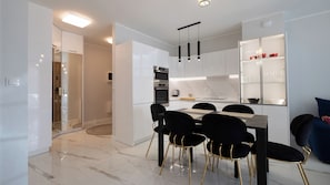 Apartment (19) | Eigene Kochnische | Kühlschrank, Mikrowelle, Herdplatte, Wasserkocher