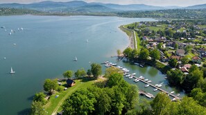An aerial view of a lakeside town with a marina, boats, and houses. - Apartamenty Sun & Snow Żeglarska (gmina Lodygowice)