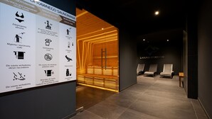 A sauna facility with a wooden interior, a reception area, and a sign with instructions in Polish. - Apartamenty Sun & Snow Żeglarska (gmina Lodygowice)