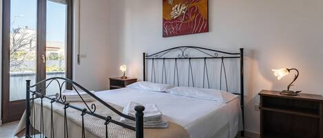 2 bedrooms, iron/ironing board, WiFi