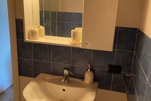 Dusche, Haartrockner, Bidet, Handtücher