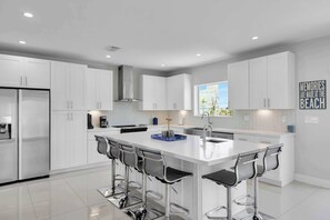 Fridge, microwave, oven, stovetop - Cielo's Del Mar Luxury Duplex-Dock/Pool/Sleeps 16! (Key Colony Beach)