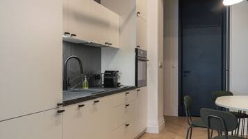 Comfort-lejlighed | Privat tekøkken | Køleskab, ovn, kogeplade, opvaskemaskine