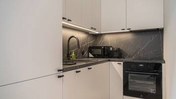 Comfort-lejlighed | Privat tekøkken | Køleskab, ovn, kogeplade, opvaskemaskine