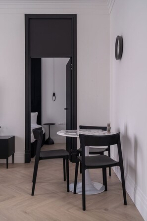 Comfort-Apartment | Essbereich im Zimmer