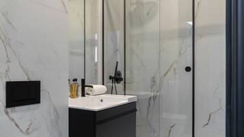 Departamento Confort | Baño | Regadera, toallas, jabón, shampoo