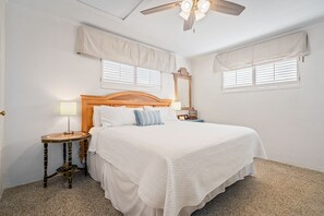 3 bedrooms, WiFi - Ground level bay-front home on deep waterfront! (Dauphin Island)