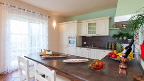 Jääkaappi, mikroaaltouuni, uuni, astianpesukone