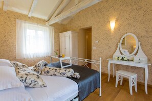 4 bedrooms, iron/ironing board, free WiFi, bed sheets