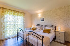 5 bedrooms, iron/ironing board, free WiFi, bed sheets