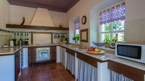 Réfrigérateur, four à micro-ondes, un four, lave-vaisselle