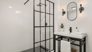 Dusche, Haartrockner, Handtücher, Shampoo