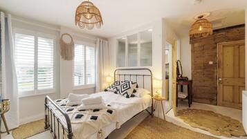 4 phòng ngủ, trang trí khác biệt