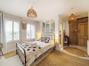 4 habitaciones, decoración personalizada y muebles diferentes 