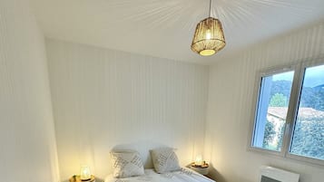 3 bedrooms, travel cot, WiFi, bed sheets