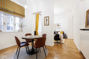 1. Vintage Vibe | Living area | 28-inch TV with satellite channels - Vintage Vibe - Classic Old Town Suites (Kraków)