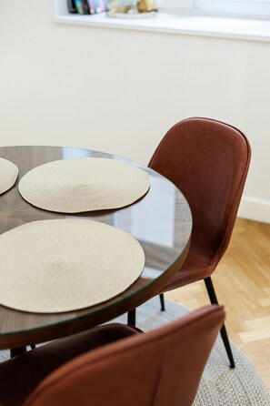 1. Vintage Vibe | Area soggiorno | TV 28 pollici con canali satellitari