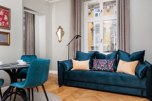 2. Vintage Vibe | ห้องนั่งเล่น | ทีวี 28 นิ้ว พร้อมช่องดาวเทียม