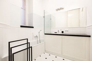 1. Vintage Vibe | Badezimmer | Dusche, Hydromassagedusche, Handtücher, Seife